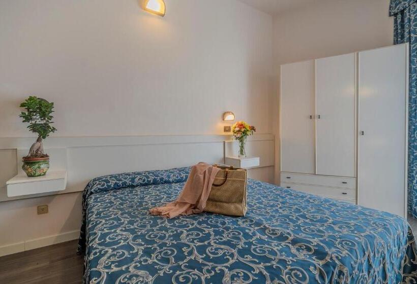 Standardzimmer mit seitlichem Meerblick, 2000