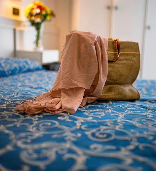 Cameră Standard cu Vedere la Mare Lateral, 2000