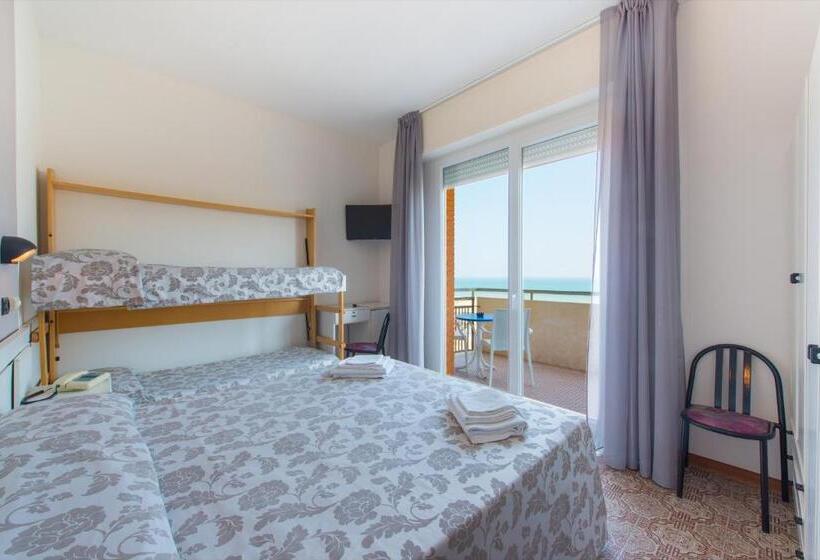 Cameră Familiară cu Vedere la Mare, 2000