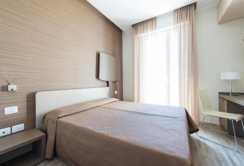 Cameră Familiară cu Vedere la Mare, 2000