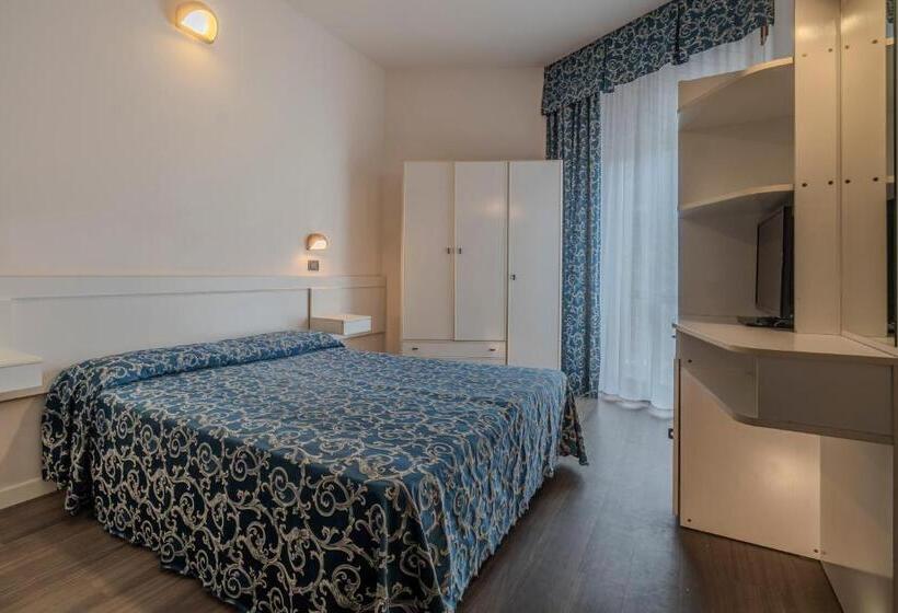 Cameră triplă standard cu vedere la mare dinspre lateral, 2000