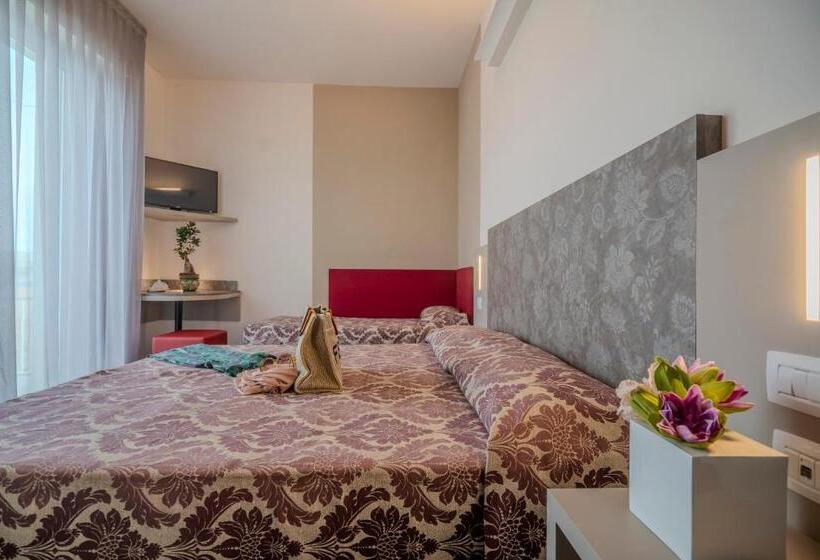 Cameră Triplă Superioară, 2000