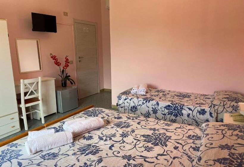 Трехместный Номер Стандарт с Балконом, Ellymar