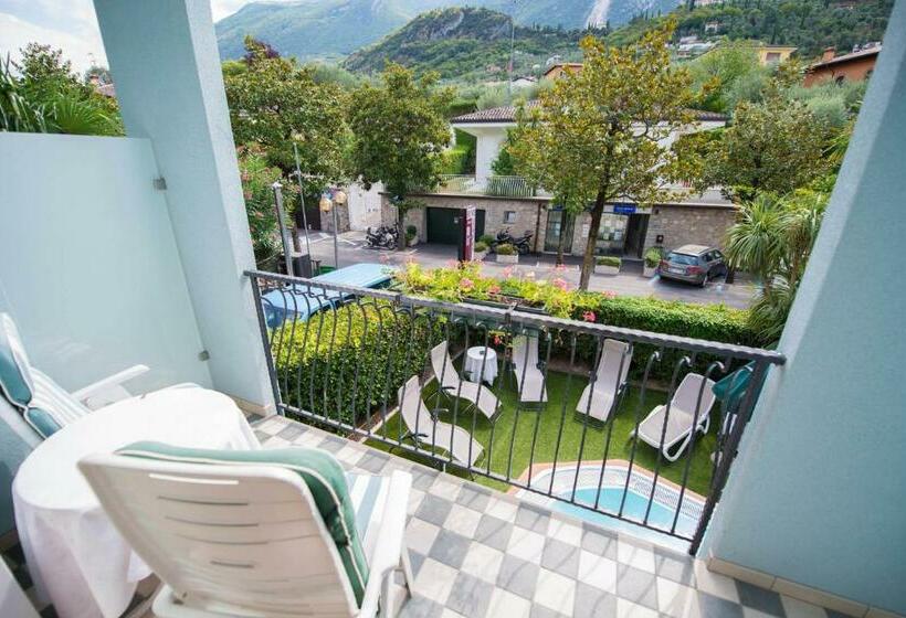 Номер Стандарт Вид на Горы, Venezia