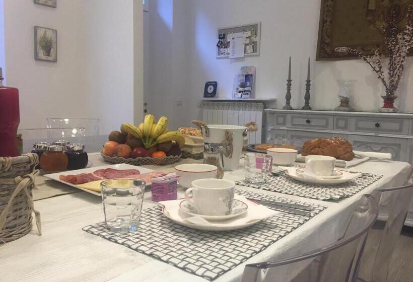 سوئیت جونیور با چشم‌انداز باغ, Siena Vip B&b