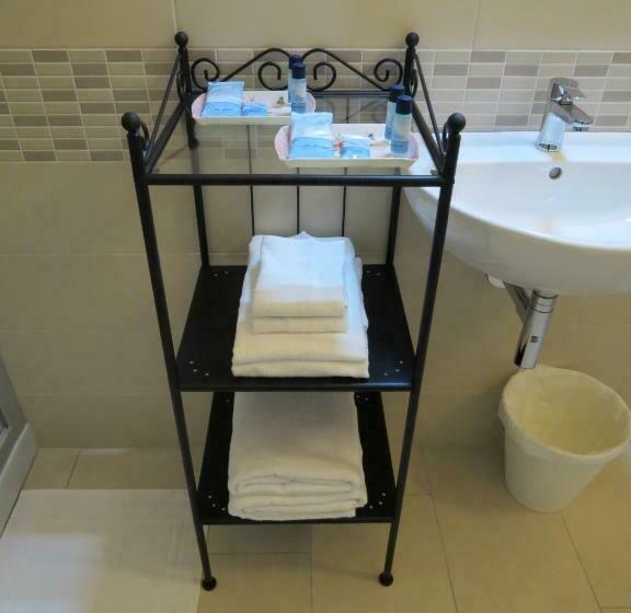 اتاق کلاسیک سه تخته, Artisti Rooms