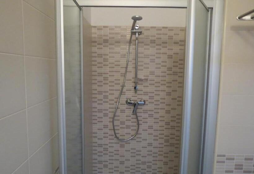 اتاق کلاسیک سه تخته, Artisti Rooms