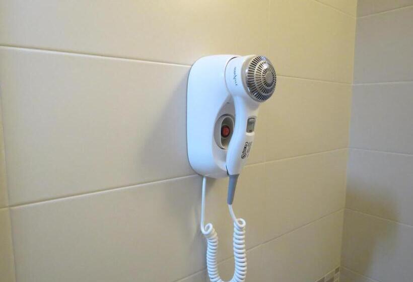 اتاق کلاسیک سه تخته, Artisti Rooms