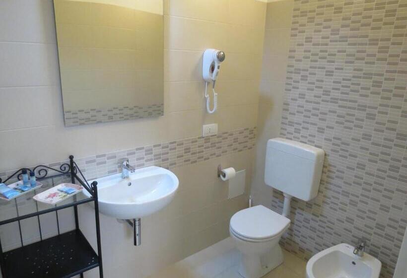 اتاق کلاسیک سه تخته, Artisti Rooms