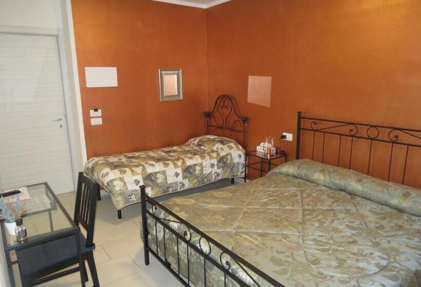 اتاق کلاسیک سه تخته, Artisti Rooms