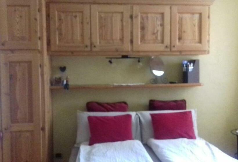 اتاق استاندارد سه تخته با چشم‌انداز باغ, B&b Petit