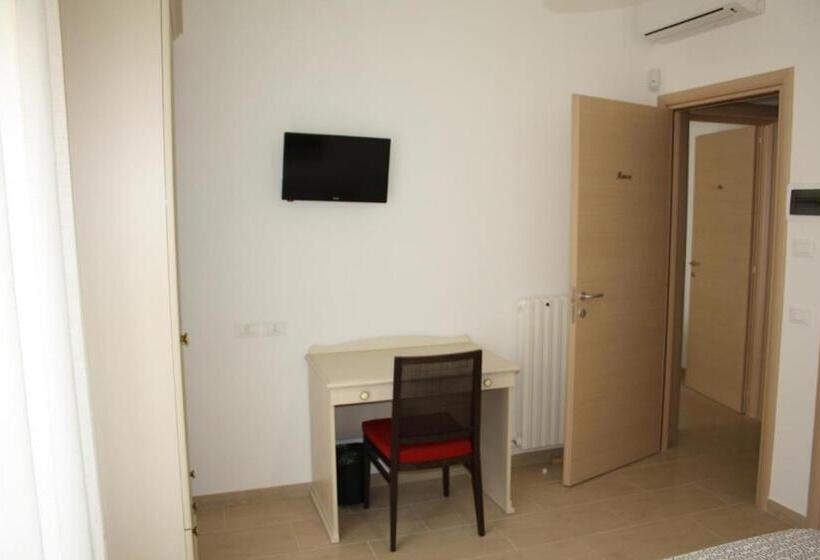 غرفة قياسية ثلاثية مزودة بشرفة, B&b Stelle Della Daunia