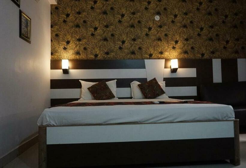 Quarto Deluxe, Mani International