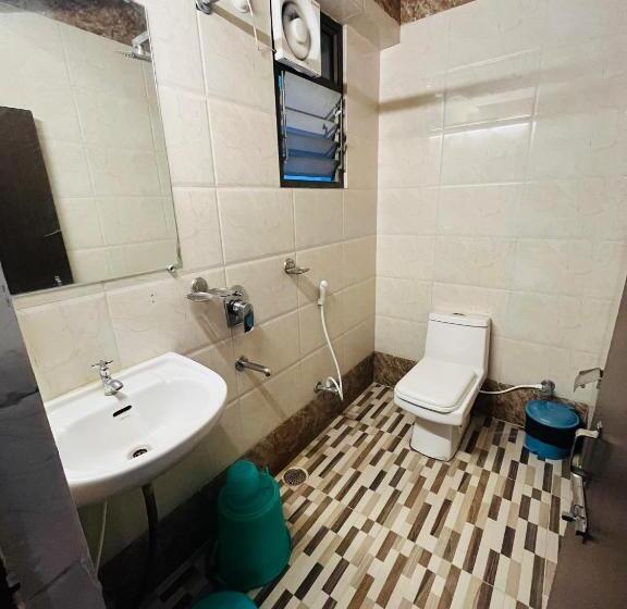 Quarto Deluxe, Mani International