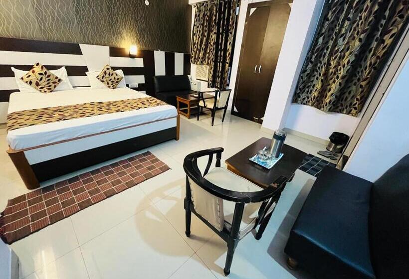 Quarto Deluxe, Mani International