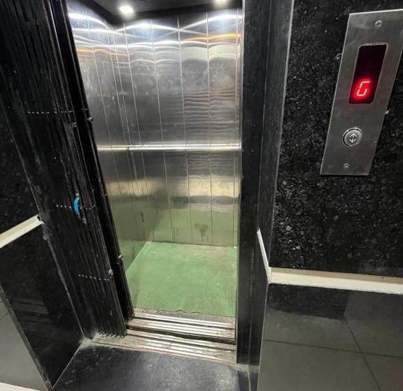 Quarto Deluxe, Mani International