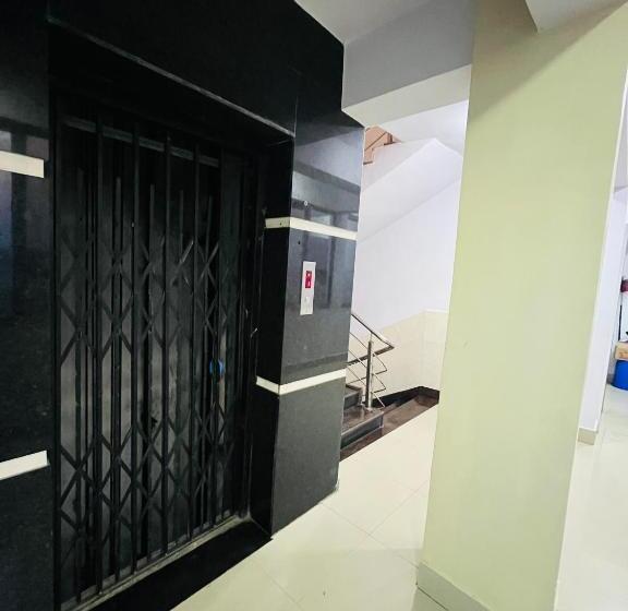 Quarto Deluxe, Mani International