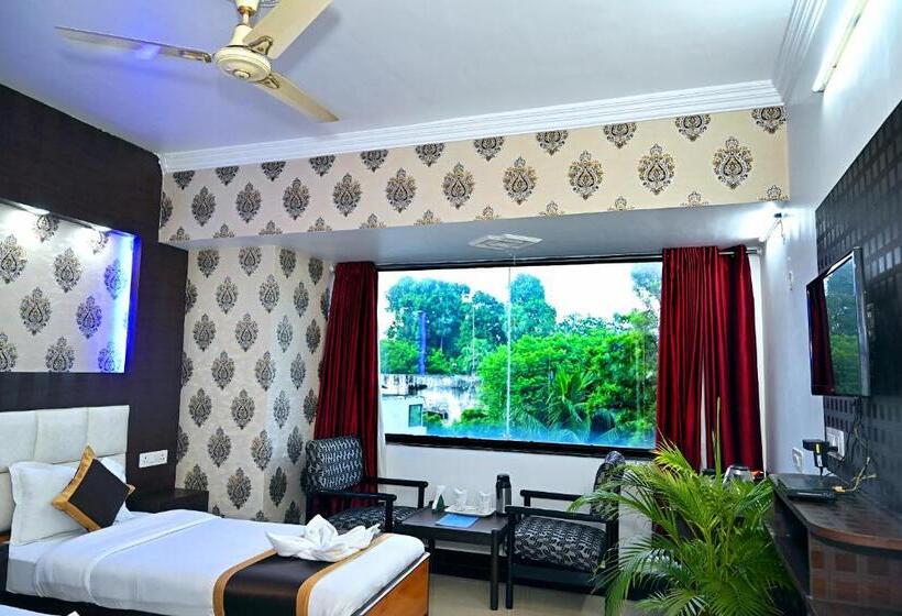 חדר אקזקיוטיב, Rajhans International