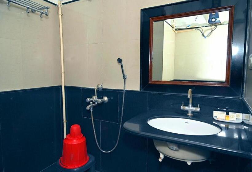 חדר אקזקיוטיב, Rajhans International