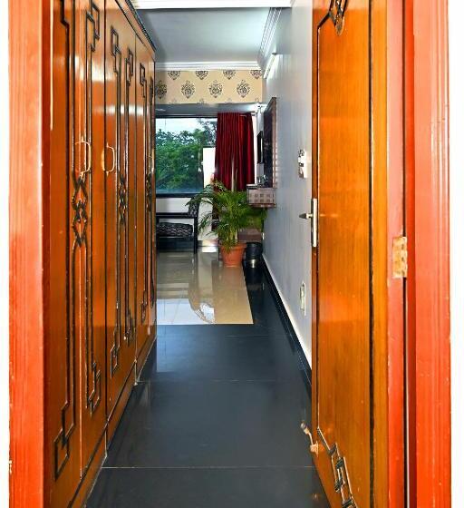 חדר אקזקיוטיב, Rajhans International