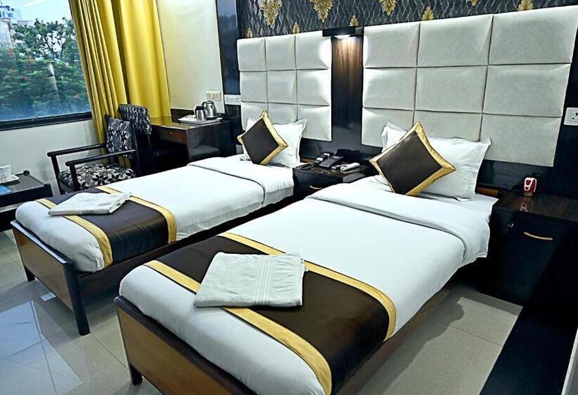 חדר אקזקיוטיב, Rajhans International