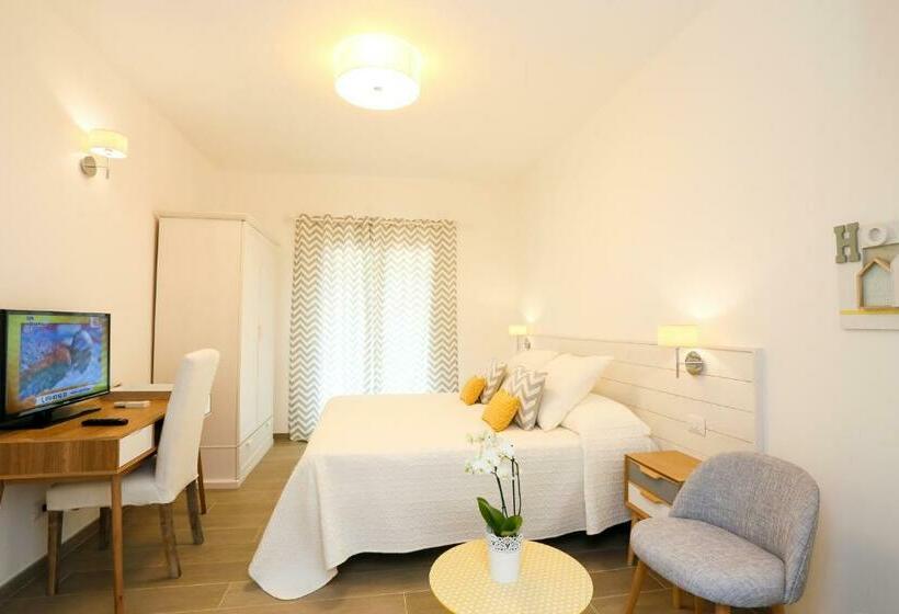 اتاق لوکس با چشم‌انداز باغ, Bed And Breakfast Country Cottage
