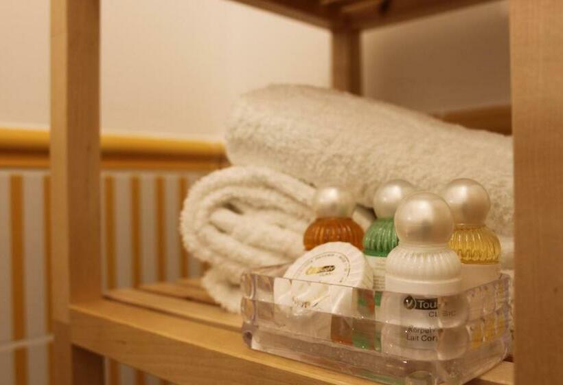 اتاق لوکس با چشم‌انداز باغ, Bed And Breakfast Country Cottage