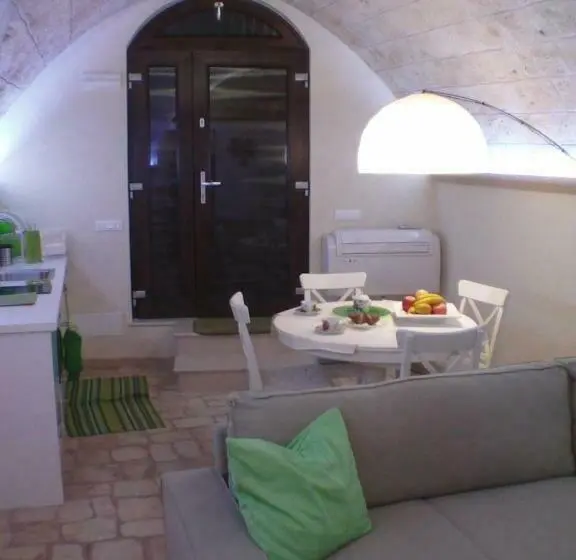 استودیوی لوکس, La Grotta