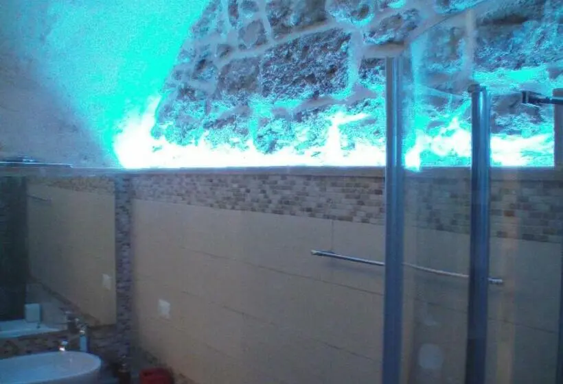 استودیوی لوکس, La Grotta