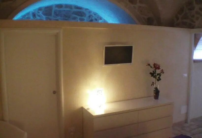 استودیوی لوکس, La Grotta