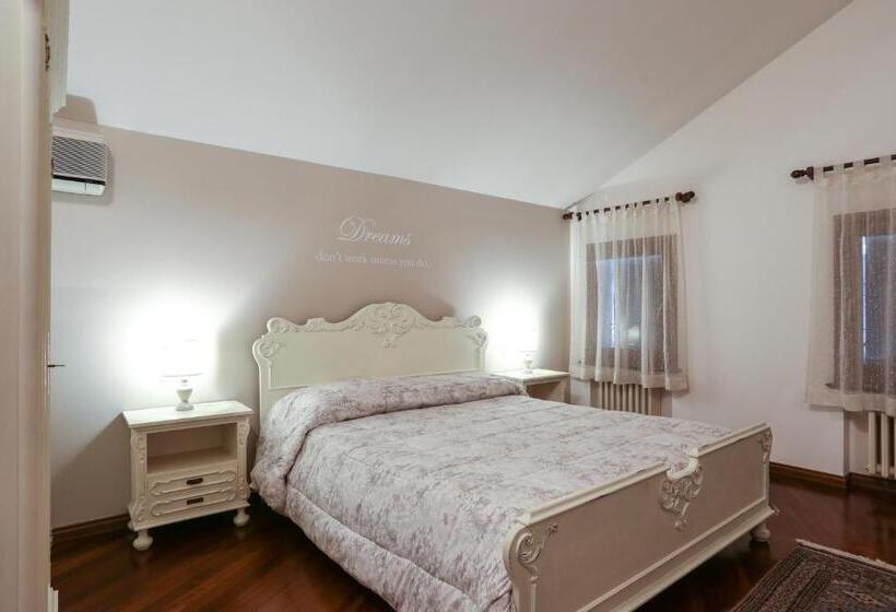 آپارتمان یک خوابه با دری مشترک که هال را جدا می کند., La Dimora Di Lara B&b