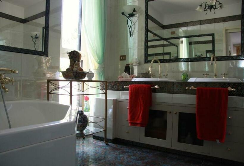 חדר דלוקס, The Incantation Guest House