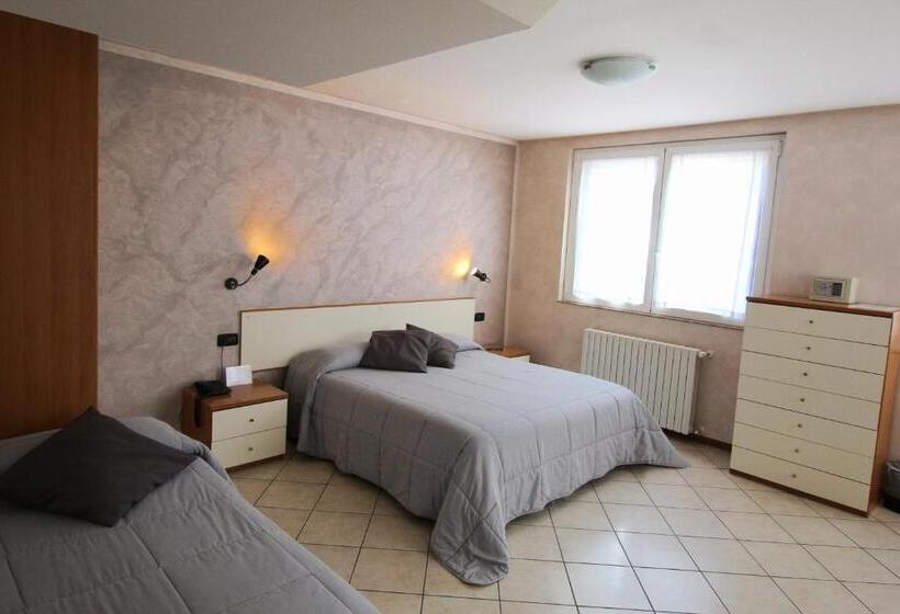 Номер Стандарт Трехместный, Avogadro