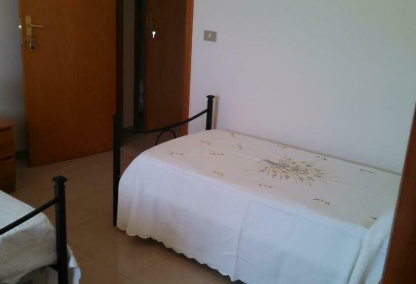 基本三人间, Joanne B&b