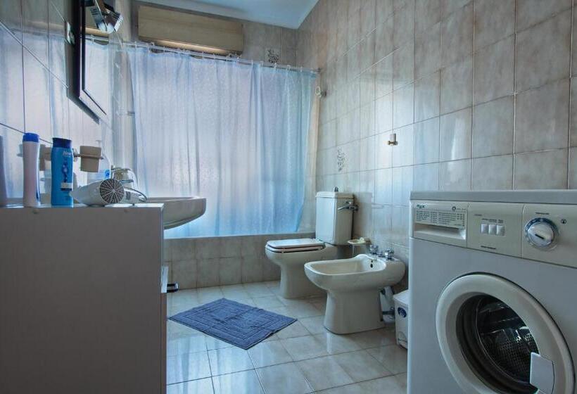 基本三人间, Joanne B&b