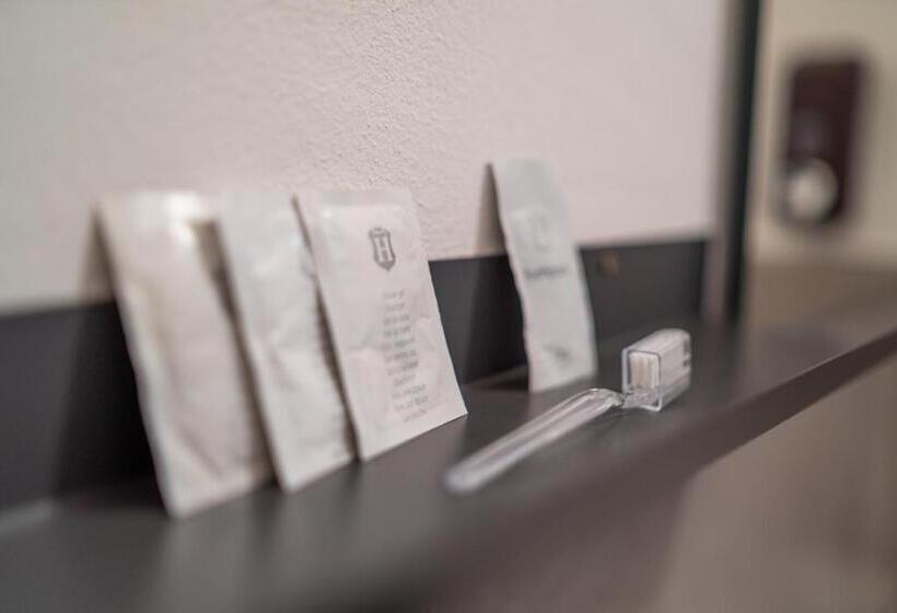 Economy Quadruple Room, Luogo Comune Ostello