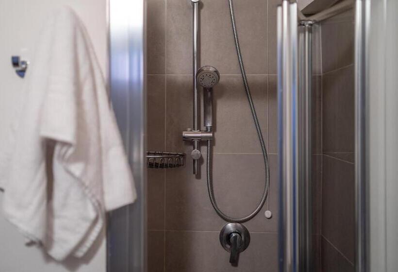 Economy Quadruple Room, Luogo Comune Ostello