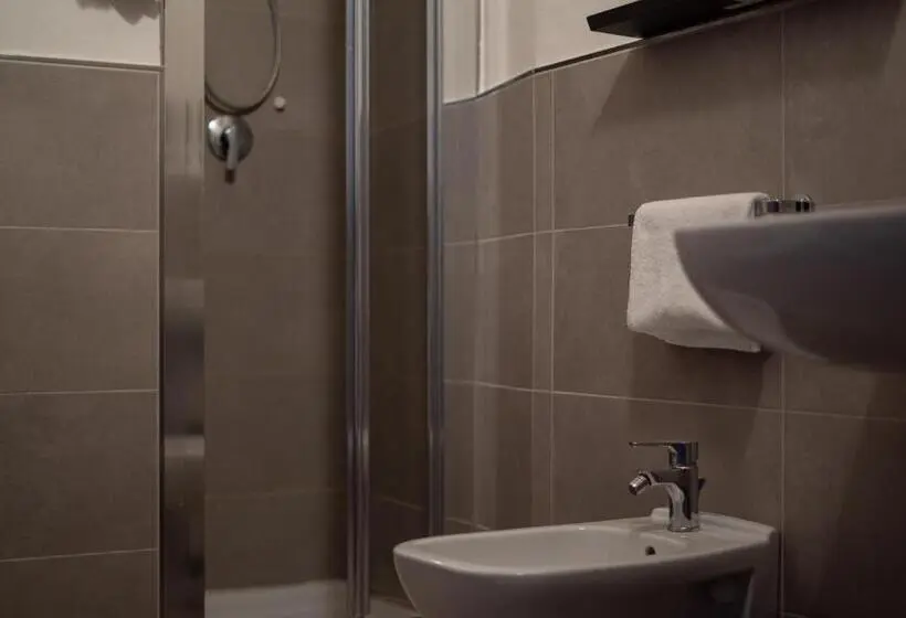 Economy Quadruple Room, Luogo Comune Ostello