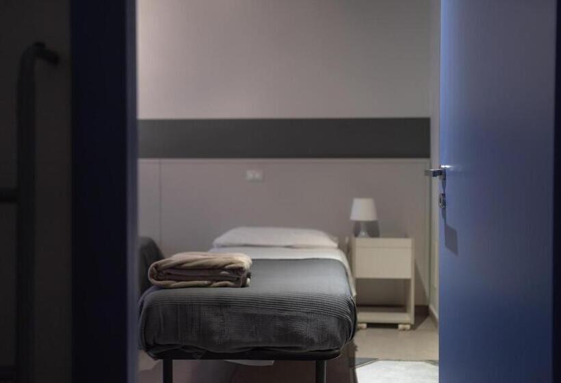 Economy Quadruple Room, Luogo Comune Ostello