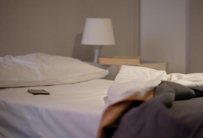 Economy Quadruple Room, Luogo Comune Ostello