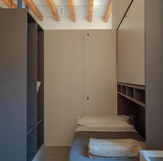 Economy Quadruple Room, Luogo Comune Ostello