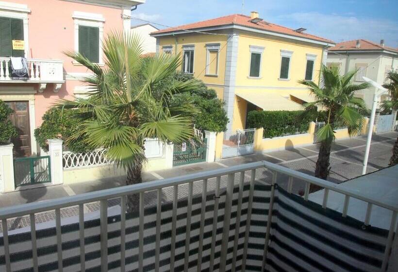 חדר סטנדרט לשלושה, Aurora