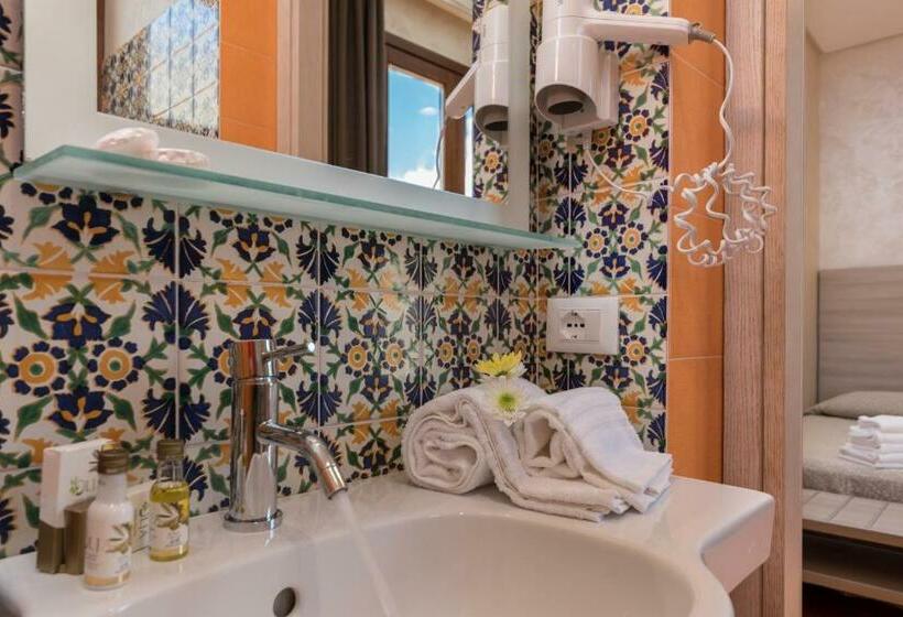 غرفة قياسية فردية مزودة بشُرفة, Biancolilla