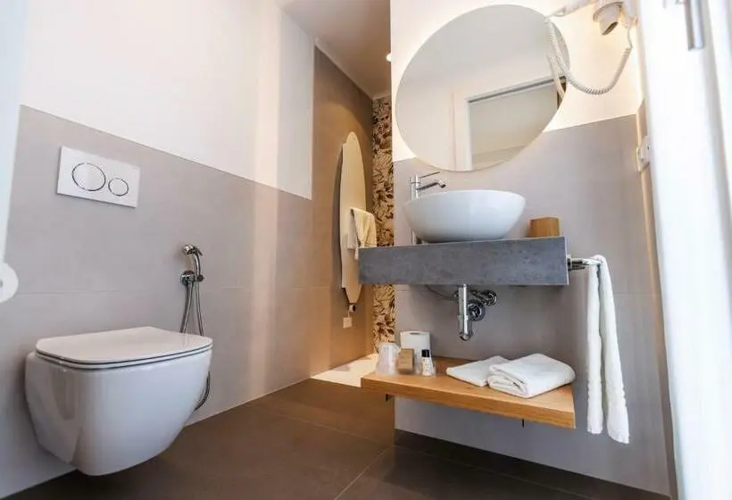 Standard Yhden Hengen Huone, Livia