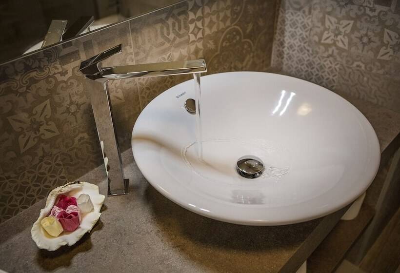 חדר סופריור, Livia