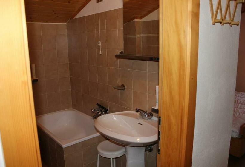 غرفة قياسية مطلة على الجبل, Mignon