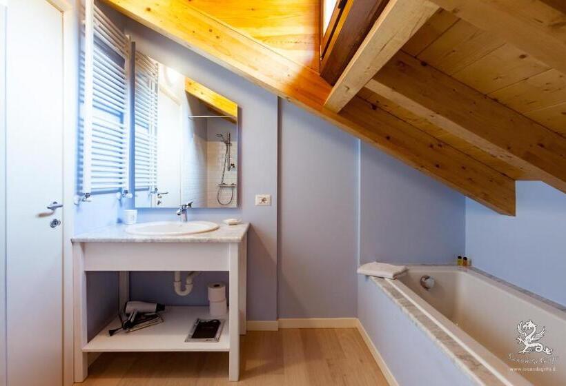 Номер Стандарт Вид на Озеро, Il Grifo