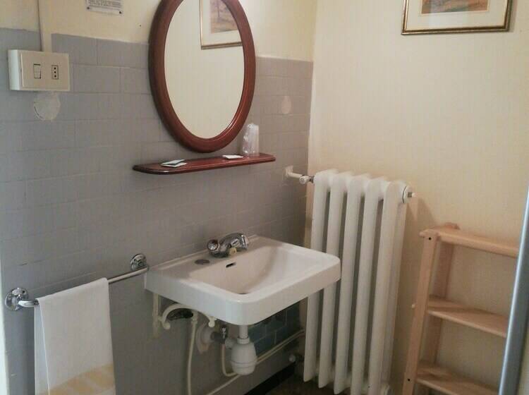 اتاق استاندارد با سرویس بهداشتی مشترک, Albergo Bernini