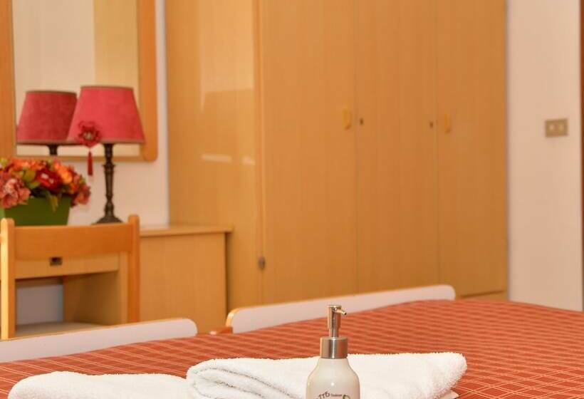 اتاق استاندارد سه تخته با بالکن, Maioli