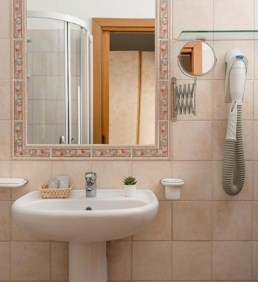 Comfort room with balcony, Rondinella E Viola